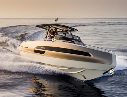 Le chantier a prévu une grande gamme de motorisations sterndrive, essence ou diesel (simples ou doubles) allant jusqu'à une puissance maximale de 700 chevaux. Nautisme Article
