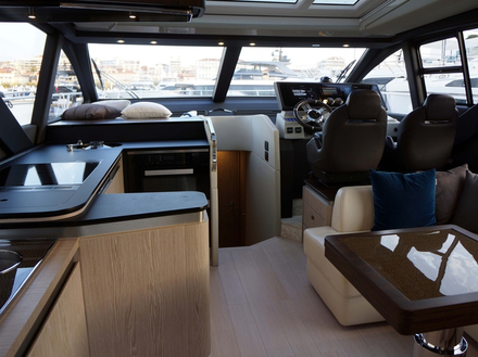 L'ambiance est moderne et discrète, tout en élégance. Le mobilier est un subtil mélange de deux bois, chêne clair et chêne foncé, le tout mis en valeur par des finitions brillantes. Nautisme Article