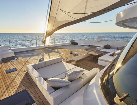 Avec son pont principal s'ouvrant à la fois sur la terrasse avant et le cockpit arrière, le nouveau Sunreef 80 invite à pénétrer à l'extérieur. Les intérieurs et les espaces extérieurs du yacht Nautisme Article