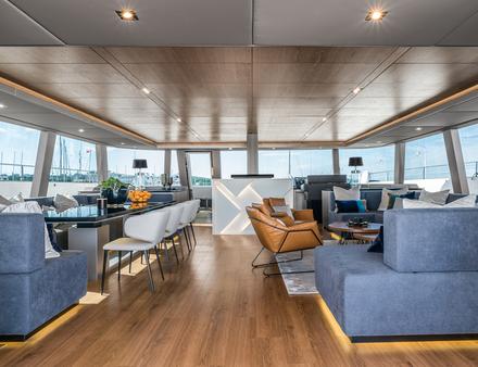 La salle principale de 7X Split de 47 m² dispose d'un espace de détente à tribord et d'un espace de restauration confortable à bâbord. Nautisme Article