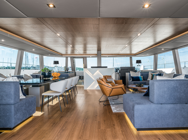 La salle principale de 7X Split de 47 m² dispose d'un espace de détente à tribord et d'un espace de restauration confortable à bâbord. Nautisme Article