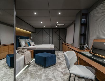 Le propriétaire de 7X Split exposé au Yachting de Cannes a donné à son Sunreef 80 un aménagement spacieux de 4 cabines, dont une suite principale immense, occupant la majeure partie de la coque tribord. Nautisme Article
