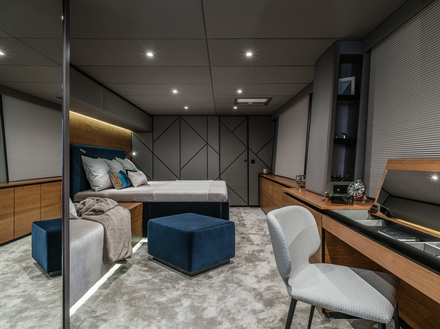 Le propriétaire de 7X Split exposé au Yachting de Cannes a donné à son Sunreef 80 un aménagement spacieux de 4 cabines, dont une suite principale immense, occupant la majeure partie de la coque tribord. Le propriétaire de 7X Split exposé au Yachting de Cannes a donné à son Sunreef 80 un aménagement spacieux de 4 cabines, dont une suite principale immense, occupant la majeure partie de la coque tribord.