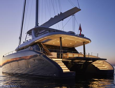 Facilement accessible depuis le salon, la terrasse est bien protégée du vent et du soleil. Le flybridge dominant le Sunreef 80 suit les directives de conception de la nouvelle gamme de voiliers, avec une vue à 360°. Nautisme Article