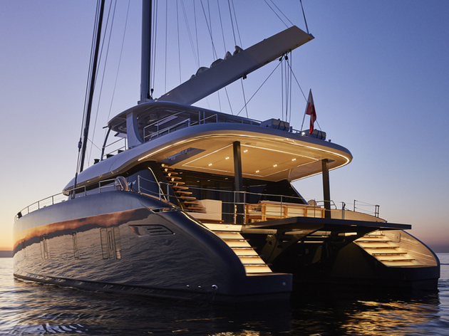 Facilement accessible depuis le salon, la terrasse est bien protégée du vent et du soleil. Le flybridge dominant le Sunreef 80 suit les directives de conception de la nouvelle gamme de voiliers, avec une vue à 360°. Nautisme Article