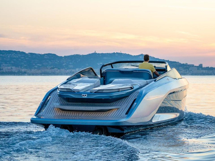 Sur le pont, le pilote peut profiter d'un cockpit spacieux, avec un pare-brise incurvé et à l'arrière, une plateforme de bain, un coin salon en forme de U et une table à manger pliante amovible. Sur le pont, le pilote peut profiter d'un cockpit spacieux, avec un pare-brise incurvé et à l'arrière, une plateforme de bain, un coin salon en forme de U et une table à manger pliante amovible.