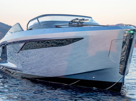 Le R35 est totalement personnalisable (matériaux, textures, peintures...) y compris la coque puisqu'il est disponible en plusieurs couleurs. Le R35 est totalement personnalisable (matériaux, textures, peintures...) y compris la coque puisqu'il est disponible en plusieurs couleurs.