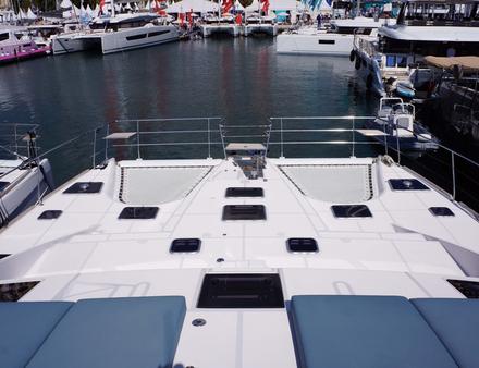 Ce 50 pieds s'inspire du Privilège Série 5 mais avec une carène modifiée et un grand flybridge donnant la gigantesque plateforme de bain avant. Nautisme Article