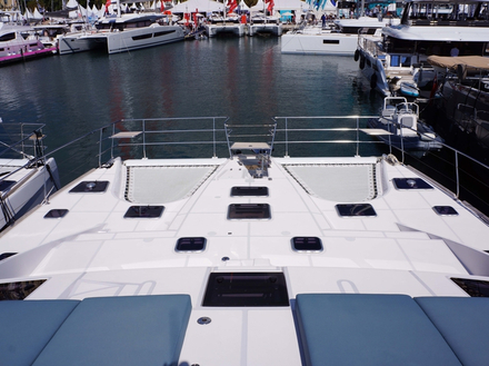 Ce 50 pieds s'inspire du Privilège Série 5 mais avec une carène modifiée et un grand flybridge donnant la gigantesque plateforme de bain avant. Nautisme Article