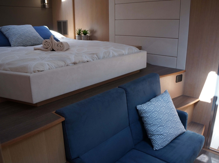 L'Euphorie 5 existe en trois versions. Une première avec trois cabines, une seconde version quatre cabines doubles et la troisième en version propriétaire quatre cabines. L'Euphorie 5 existe en trois versions. Une première avec trois cabines, une seconde version quatre cabines doubles et la troisième en version propriétaire quatre cabines.