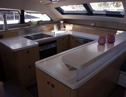 Côté aménagement, le carré est au centre du catamaran avec une cuisine entièrement équipée et un espace repas. Nautisme Article