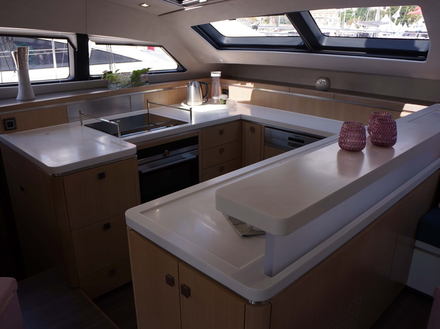 Côté aménagement, le carré est au centre du catamaran avec une cuisine entièrement équipée et un espace repas. Nautisme Article