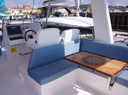 Le mod&egrave;le pr&eacute;sent&eacute; est &eacute;quip&eacute; de deux moteurs 320 ch et peut atteindre les 15 noeuds en vitesse de croisi&egrave;re, et 22 noeuds en vitesse maximale.