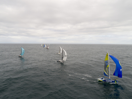 Les Figaros au passage de la Grande Basse de Portsall lors de la 1ère étape
