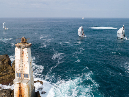 Lors de la 2e étape, le vent a forci graduellement et le golfe de Gascogne a été avalé en 36 heures. C'est finalement Sébastien Simon qui l'emporte dans la nuit espagnole.