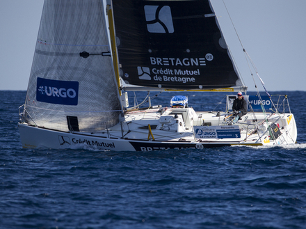 Si la sortie de la baie de Muros Noia fut compliqué pour Sébastien Simon qui pointe à la 35e place, le skipper rattrape son retard en 24h et s'installe en tête du classement.
