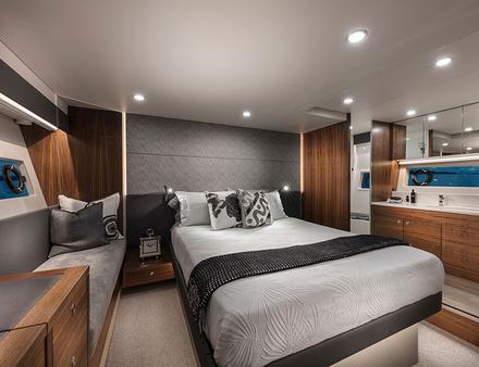 L'option de la suite Regency signifie que la zone d'invité à l'avant du pont inférieur ne comprendra que deux cabines, mais avec la cabine principale agrandie. Nautisme Article