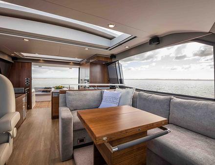 Le prix de base du X60 se situera autour de 1,38 million d'euros avec un supplément de 25 000 euros pour la dispositionde la plateforme arrière en beach club ou Queen. Nautisme Article