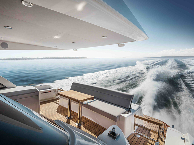 L'espace arrière permet une cabine supplémentaire accessible depuis le salon et la plateforme de bain, qui peuvent être agencés en beach club, garage pour tender et d'autres options personnalisées. Nautisme Article