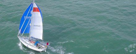 Jean-Luc Van Den Heede a été contraint de grimper au mât pour réparer sa drisse de trinquette aujourd'hui mais mène toujours la course avec 9 jours d'avance Jean-Luc Van Den Heede a été contraint de grimper au mât pour réparer sa drisse de trinquette aujourd'hui mais mène toujours la course avec 9 jours d'avance