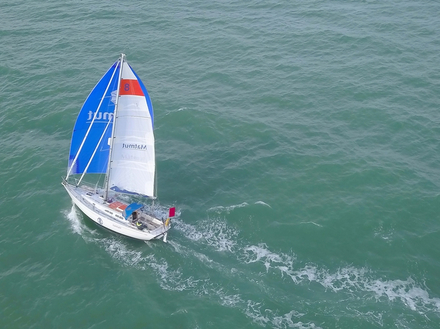 Jean-Luc Van Den Heede a été contraint de grimper au mât pour réparer sa drisse de trinquette aujourd'hui mais mène toujours la course avec 9 jours d'avance.