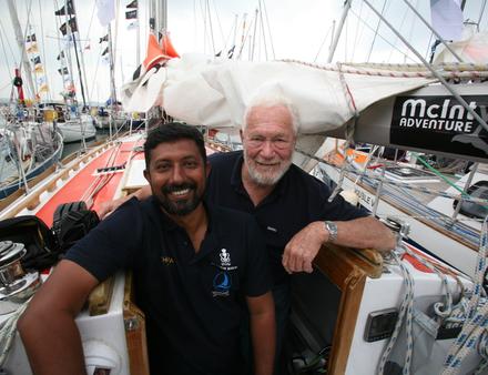 L'Indien Abhilash Tomy avec son mentor Sir Robin Knox-Johnston à bord de Thuriya - un design de 1923 comme le Suhaili, démontrant ses qualités une fois de plus dans l'océan Austral. Nautisme Article