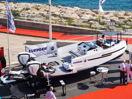Fabriqué en aluminium, ce nouveau concept français de day-boat offre la possibilité d'embarquer un jet-ski ou un «toy » avec, en prime, une puissante double motorisation hors-bord Evinrude G2. Fabriqué en aluminium, ce nouveau concept français de day-boat offre la possibilité d'embarquer un jet-ski ou un «toy » avec, en prime, une puissante double motorisation hors-bord Evinrude G2.