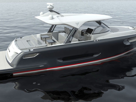 Ce 46' peut transporter jusqu'&agrave; 12 personnes et dispose de trois cabines plus deux salles de bains.