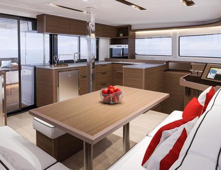 Pour l'aménagement intérieur, Lagoon continue de miser sur son style luxueux et discret, sans oublier l'aspect fonctionnel. On circule de l'extérieur vers l'intérieur, et inversement, grâce à un vitrage escamotable Nautisme Article