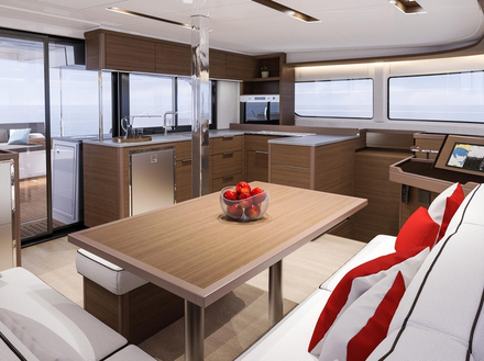 Pour l'aménagement intérieur, Lagoon continue de miser sur son style luxueux et discret, sans oublier l'aspect fonctionnel. On circule de l'extérieur vers l'intérieur, et inversement, grâce à un vitrage escamotable  Pour l'aménagement intérieur, Lagoon continue de miser sur son style luxueux et discret, sans oublier l'aspect fonctionnel. On circule de l'extérieur vers l'intérieur, et inversement, grâce à un vitrage escamotable