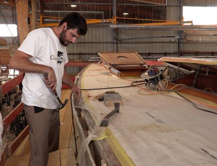 Pour préserver sa forme, Tabarly décide de mouler une coque neuve en appliquant des couches successives de tissus de verre et de résine polyester sur l'ancienne coque. Il devient le plus grand bateau en polyester de l'époque. Nautisme Article