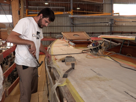 Pour préserver sa forme, Tabarly décide de mouler une coque neuve en appliquant des couches successives de tissus de verre et de résine polyester sur l'ancienne coque. Il devient le plus grand bateau en polyester de l'époque. Pour préserver sa forme, Tabarly décide de mouler une coque neuve en appliquant des couches successives de tissus de verre et de résine polyester sur l'ancienne coque. Il devient le plus grand bateau en polyester de l'époque.