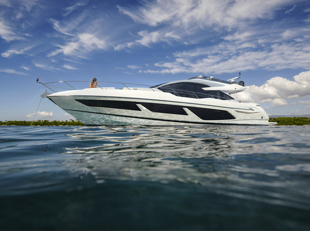 L'équipe de conception de Sunseeker a misé sur un flybridge particulièrement grand, et quasiment invisible sur les lignes de profil. L'équipe de conception de Sunseeker a misé sur un flybridge particulièrement grand, et quasiment invisible sur les lignes de profil.