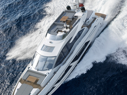 Avec des fenêtres tout le long et un toit ouvrant donnant directement dans le salon, la vue sur l'extérieur n'est jamais obstruée. Avec des fenêtres tout le long et un toit ouvrant donnant directement dans le salon, la vue sur l'extérieur n'est jamais obstruée.