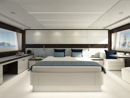 Du côté des aménagements, on retrouve un salon, une salle à manger, trois cabines (suites) spacieuses comprenant une cabine Master, une cabine twin et une VIP. La cabine principale bénéfice d'un dressing en option. Du côté des aménagements, on retrouve un salon, une salle à manger, trois cabines (suites) spacieuses comprenant une cabine Master, une cabine twin et une VIP. La cabine principale bénéfice d'un dressing en option.