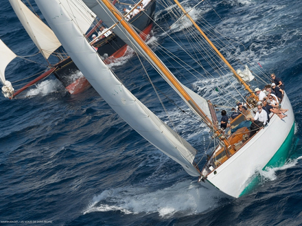Jusqu'au 6 octobre, plus de 300 bateaux classiques vont s'affronter de le golfe de Saint-Tropez. Un magnifique événement qui attire des centaines de spectateurs ! Jusqu'au 6 octobre, plus de 300 bateaux classiques vont s'affronter de le golfe de Saint-Tropez. Un magnifique événement qui attire des centaines de spectateurs !