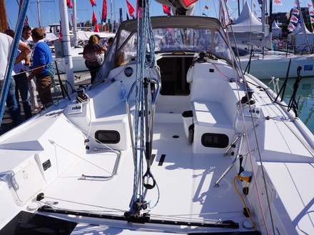 Si sa structure fait de ce modèle un voilier sportif, l'aménagement intérieur est quant à lui plus proche du voilier de croisière que de régate. Si sa structure fait de ce modèle un voilier sportif, l'aménagement intérieur est quant à lui plus proche du voilier de croisière que de régate.