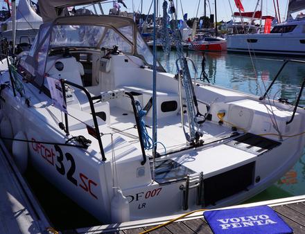 Avec ses doubles safrans sous voute, son bout-dehors de 1,30 m pour spi asymétrique de 105 m2 et son poids léger, il offre de belles performances en navigation. Nautisme Article