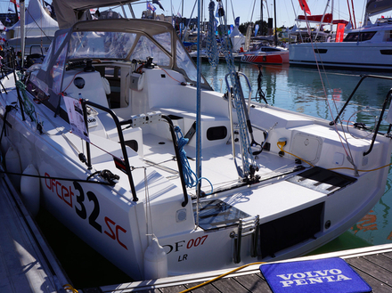 Avec ses doubles safrans sous voute, son bout-dehors de 1,30 m pour spi asymétrique de 105 m2 et son poids léger, il offre de belles performances en navigation. Avec ses doubles safrans sous voute, son bout-dehors de 1,30 m pour spi asymétrique de 105 m2 et son poids léger, il offre de belles performances en navigation.