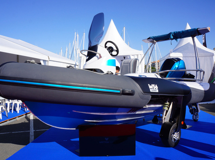 Le Wetton 56 passe de l'eau à la route et inversement, en moins de 3 minutes, avec une seule main et sans remorque grâce à son ingénieux système. Le Wetton 56 passe de l'eau à la route et inversement, en moins de 3 minutes, avec une seule main et sans remorque grâce à son ingénieux système.