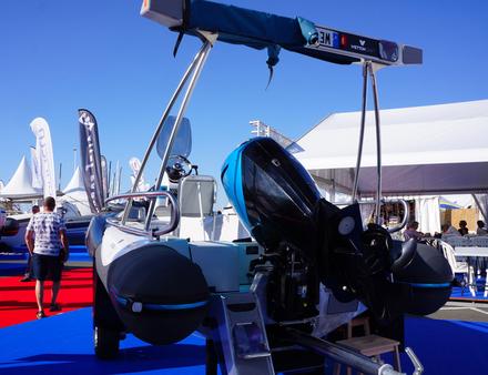 Le Wetton 56 est capable de se mouvoir de façon autonome sur terre et d'être tracté par la majorité des véhicules de tourisme avec une utilisation sur route jusqu'à 130km/h. Nautisme Article