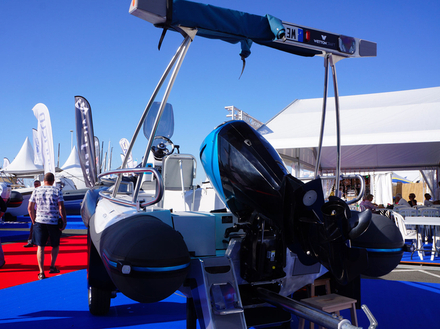 Le Wetton 56 est capable de se mouvoir de façon autonome sur terre et d'être tracté par la majorité des véhicules de tourisme avec une utilisation sur route jusqu'à 130km/h. Nautisme Article