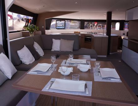 Une des caractéristiques principales des trimarans Neel est le "cockloon" : un mariage réussi entre le cockpit et le salon, grâce à une baie vitrée amovible, créant ainsi un grand espace salon. Nautisme Article