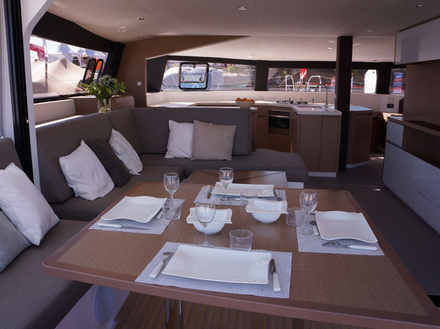 Une des caractéristiques principales des trimarans Neel est le "cockloon" : un mariage réussi entre le cockpit et le salon, grâce à une baie vitrée amovible, créant ainsi un grand espace salon. Une des caractéristiques principales des trimarans Neel est le "cockloon" : un mariage réussi entre le cockpit et le salon, grâce à une baie vitrée amovible, créant ainsi un grand espace salon.