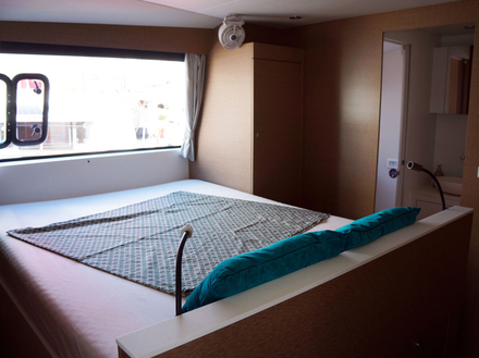 Son aménagement intérieur a été pensé pour une navigation en couple, avec une cabine propriétaire située au pont principal, pour une cohabitation fluide et une navigation optimale, avec une visibilité Son aménagement intérieur a été pensé pour une navigation en couple, avec une cabine propriétaire située au pont principal, pour une cohabitation fluide et une navigation optimale, avec une visibilité