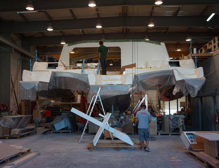Le Neel 51 est produit dans un hangar de 1000m2 dans lequel trois bateaux peuvent être alignés. La capacité de production est d'un bateau toutes les six semaines. Nautisme Article