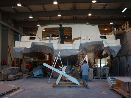 Le Neel 51 est produit dans un hangar de 1000m2 dans lequel trois bateaux peuvent être alignés. La capacité de production est d'un bateau toutes les six semaines. Le Neel 51 est produit dans un hangar de 1000m2 dans lequel trois bateaux peuvent être alignés. La capacité de production est d'un bateau toutes les six semaines.