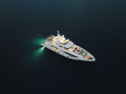Le M/Y Uriamir est la deuxi&egrave;me unit&eacute; Delfino 95', entr&eacute;e de gamme de la flotte. Il s'agit d'un yacht &agrave; d&eacute;placement de 29 m avec une coque en fibre de verre et une superstructure en fibre de carbone.