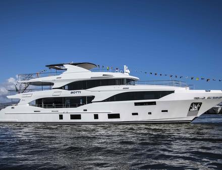Sur le pont supérieur du M/Y Botti se trouve la salle à manger extérieure et, vers la proue, un grand jacuzzi et une terrasse personnalisée. Nautisme Article