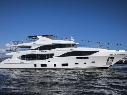 Sur le pont supérieur du M/Y Botti se trouve la salle à manger extérieure et, vers la proue, un grand jacuzzi et une terrasse personnalisée. Nautisme Article